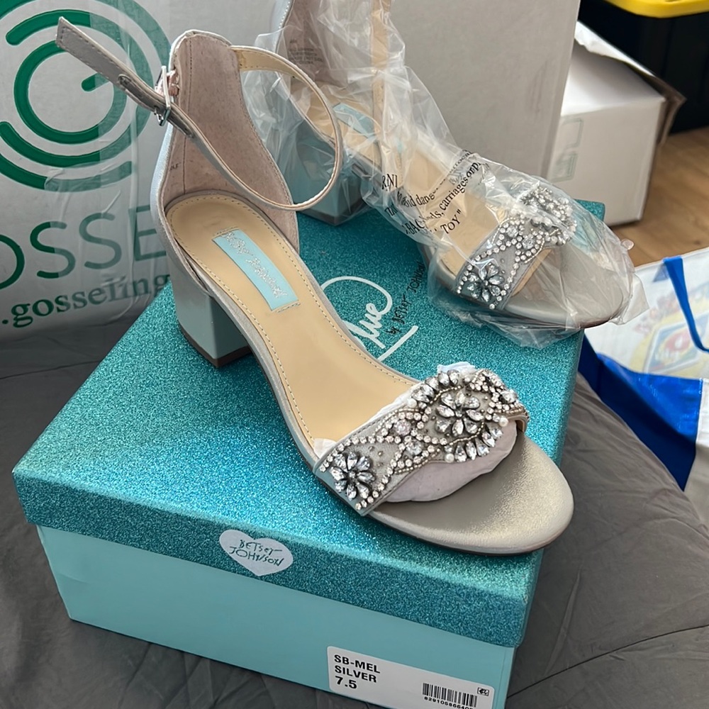 New Betsy Johnson 7.5 silver 1.5 inch heels
